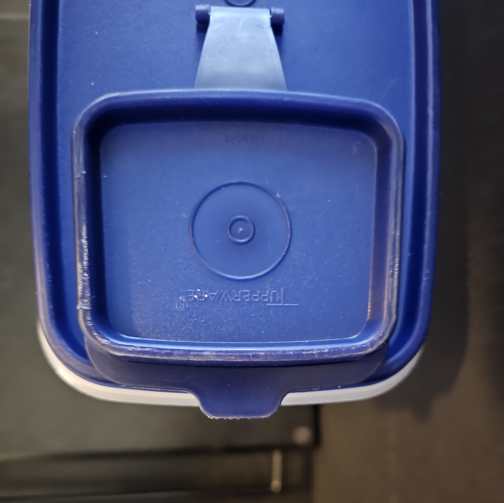 Tupperware cereal keeper - Picture 2 of 2